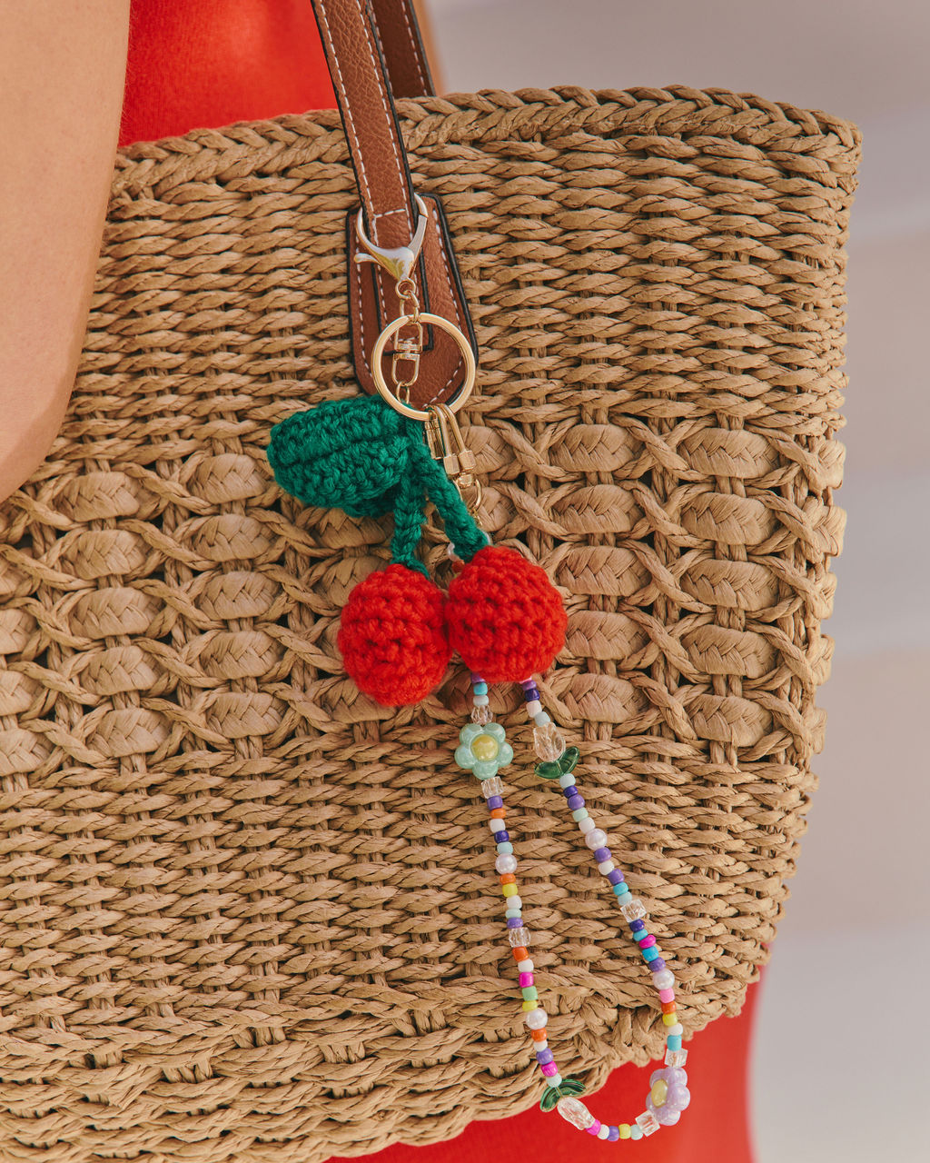 Nylah Geweven Charm Tote Tas