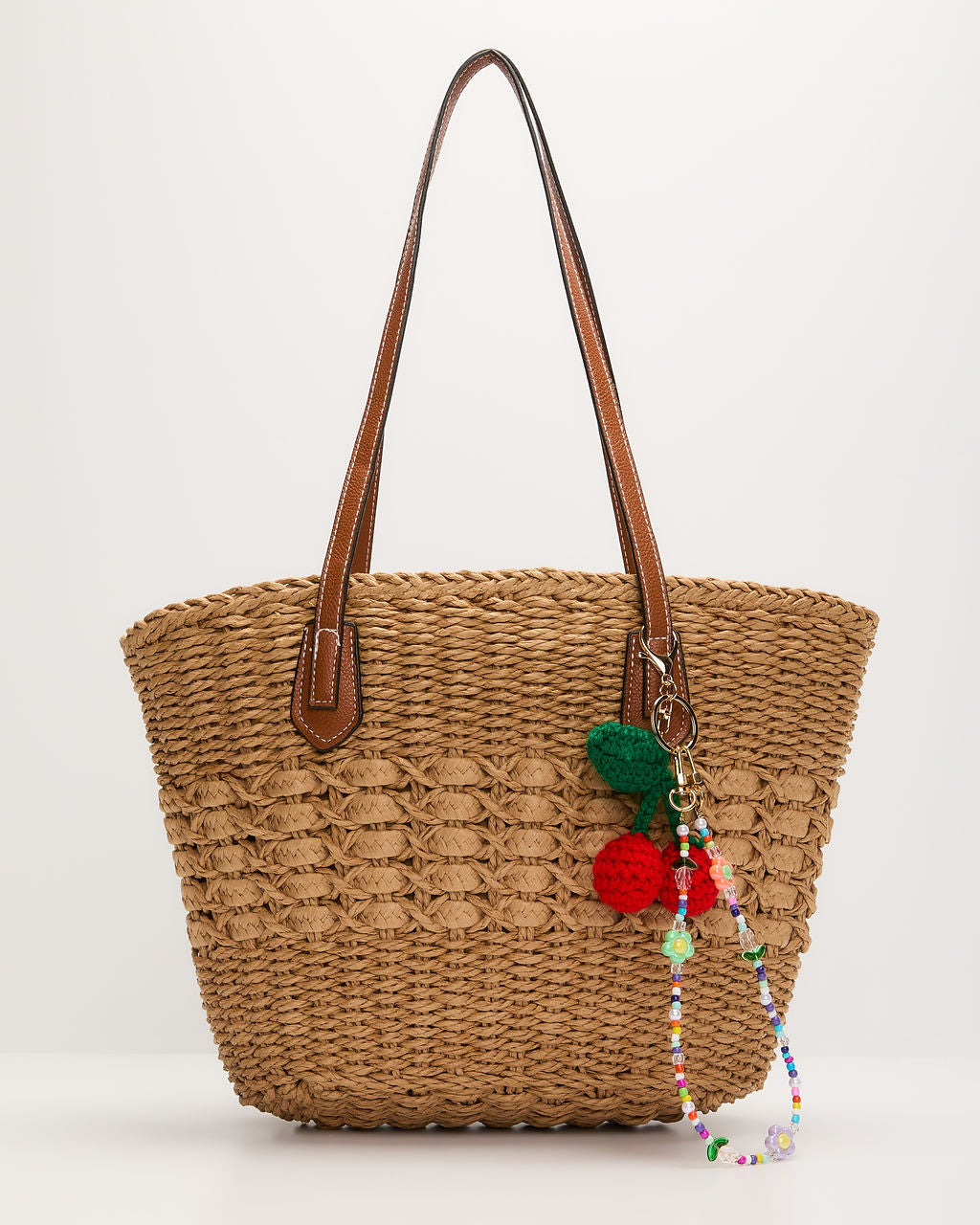 Nylah Geweven Charm Tote Tas